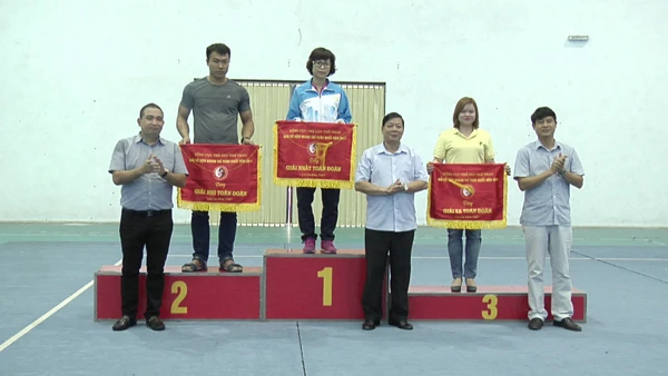 Ban tổ chức trao giải Nhất, Nhì, Ba toàn đoàn.
