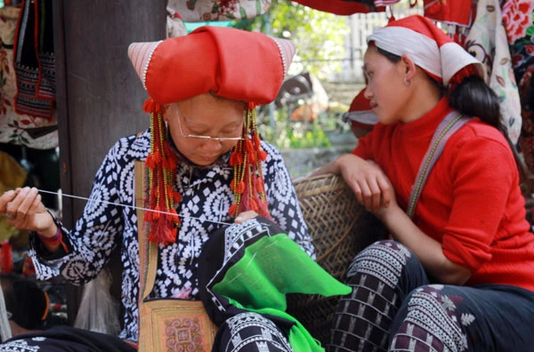 Vừa bán hàng vừa hoàn thiện những sản phẩm đang thêu dở.