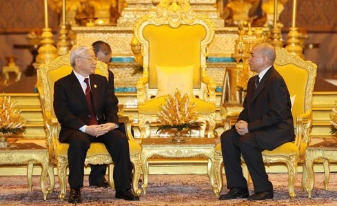 Tổng Bí thư Nguyễn Phú Trọng hội đàm với Quốc vương Nô-rô- đôm Xi-ha- mô-ni. Tổng Bí thư Nguyễn Phú Trọng hội đàm với Quốc vương Nô-rô- đôm Xi-ha- mô-ni.