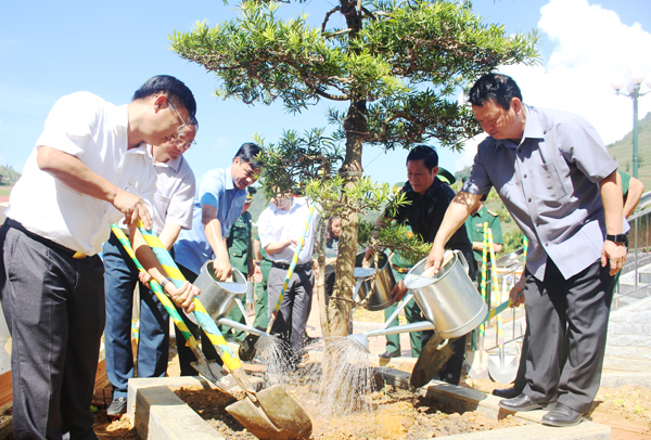 Đoàn công tác trồng cây lưu niệm tại Đồn Biên phòng Pha Long.