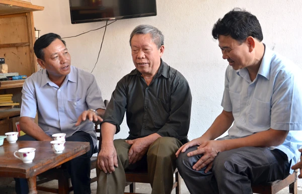 Đoàn công tác trò chuyện với thương binh Giàng Seo Phình (xã Si Ma Cai).