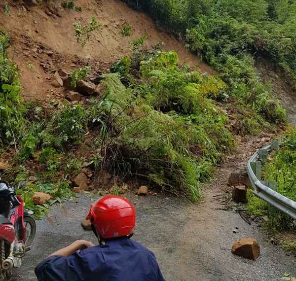Đường tỉnh 155, đoạn qua xã Mường Hum bị sạt lở nghiêm trọng.