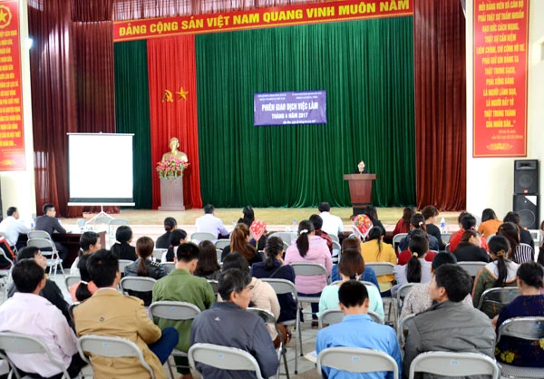 Phiên giao dịch việc làm tại xã Bản Qua (Bát Xát).