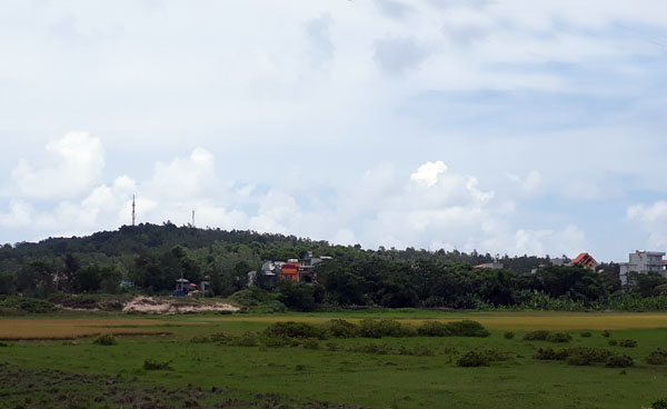 Du khách đi thăm huyện đảo Cô Tô xuất phát từ cảng Cái Rồng, huyện Vân Đồn (Quảng Ninh). Tàu cá của ngư dân đánh bắt hải sản ở vùng biển Cô Tô. Trên đường ra huyện đảo Cô Tô, đi qua hòn đảo Minh Châu xinh đẹp. Huyện đảo Cô Tô có hồ nước ngọt rộng hàng chục nghìn mét vuông, đủ cung cấp nước sạch cho người dân nơi đây sinh hoạt, sản xuất. Huyện đảo Cô Tô đa dạng trong sản xuất kinh tế, địa hình. Huyện đảo Cô Tô có 50 hòn đảo lớn, nhỏ với tổng diện tích trên 50 ha. Nhiều nhà hàng, khách sạn sang trọng được xây dựng trên huyện đảo Cô Tô. Mỗi ngày có hàng chục chuyến tàu cao tốc đưa du khách ra thăm đảo Cô Tô. Thời gian đi tàu cao tốc từ cảng Cái Rồng ra huyện đảo Cô Tô khoảng 1,5 giờ.