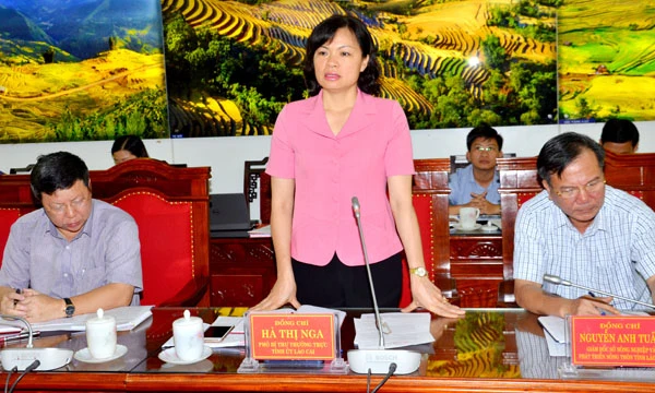 Phó Bí thư Thường trực Tỉnh ủy Hà Thị Nga phát biểu ý kiến.
