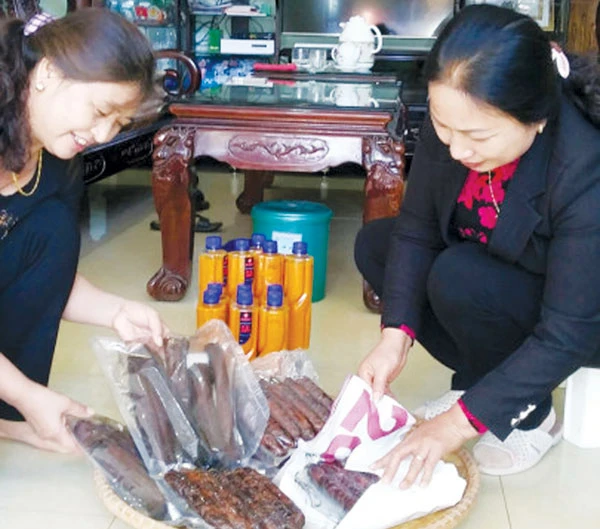 Đóng gói lạp xường.