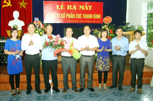 Lãnh đạo Sở Kế hoạch và Đầu tư tặng hoa Hội đồng quản trị Công ty Cổ phần Chè Thanh Bình.