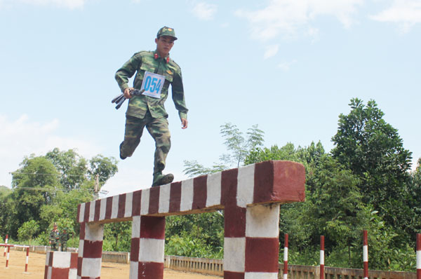 Chiến sỹ thi nội dung vượt vật cản K91.