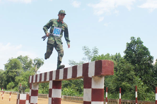 Chiến sỹ thi nội dung vượt vật cản K91.