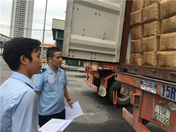 Công chức Chi cục Hải quan Bắc Hà Nội kiểm tra hàng hóa XNK.