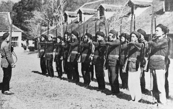 Nhân dân các dân tộc Lào Cai hợp sức cùng bộ đội đánh Quốc dân Đảng. (Ảnh tư liệu)