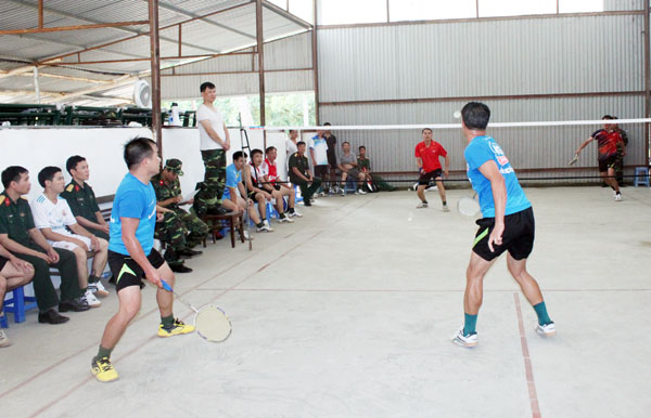 Thi đấu cầu lông. Trao giải toàn đoàn.
