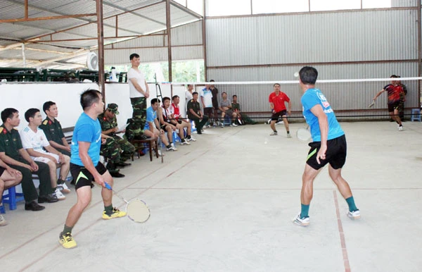 Thi đấu cầu lông. Trao giải toàn đoàn.