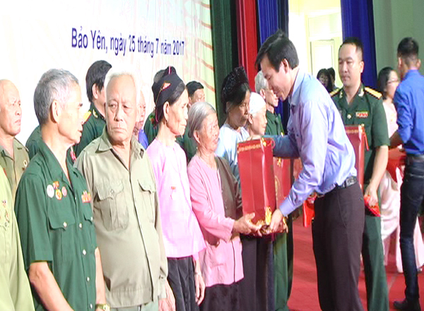 Lãnh đạo huyện tặng quà người có công của huyện Bảo Yên. Lãnh đạo huyện tặng quà người có công của huyện Bảo Yên.
