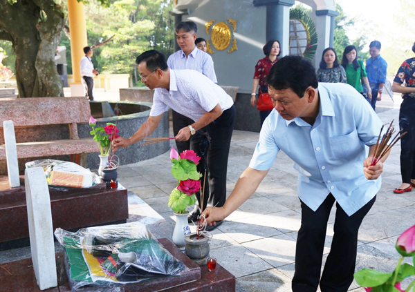 Các đại biểu thắp hương các ngôi mộ liệt sỹ tỉnh Lào Cai.