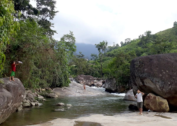 Dọc thác có nhiều bãi tắm rộng.