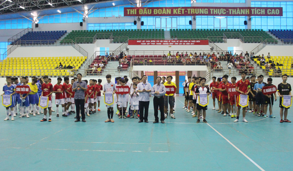 Ban tổ chức tặng cờ lưu niệm cho các đội tham gia giải.