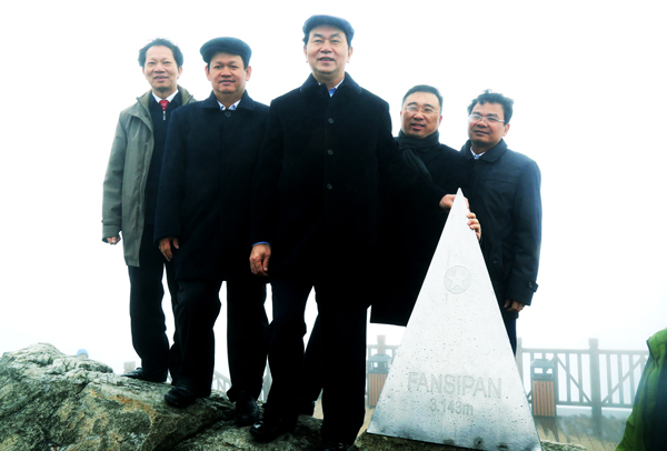 Chủ tịch nước tặng quà hộ đồng bào dân tộc thiểu số thuộc diện nghèo ở xã Gia Phú, Bảo Thắng. Thăm hỏi và tặng quà đồng bào dân tộc thiểu số xã Bản Khoang, Sa Pa. Chủ tịch nước Trần Đại Quang và lãnh đạo tỉnh Lào Cai chụp ảnh lưu niệm trên đỉnh Fansipan. Trồng cây lưu niệm tại Ga đi cáp treo Fansipan. Đoàn công tác thăm Cửa khẩu đường bộ số II Kim Thành. Chủ tịch nước làm việc với lực lượng liên ngành tại Cửa khẩu đường bộ số II Kim Thành.