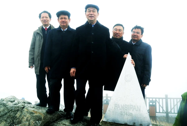 Chủ tịch nước tặng quà hộ đồng bào dân tộc thiểu số thuộc diện nghèo ở xã Gia Phú, Bảo Thắng. Thăm hỏi và tặng quà đồng bào dân tộc thiểu số xã Bản Khoang, Sa Pa. Chủ tịch nước Trần Đại Quang và lãnh đạo tỉnh Lào Cai chụp ảnh lưu niệm trên đỉnh Fansipan. Trồng cây lưu niệm tại Ga đi cáp treo Fansipan. Đoàn công tác thăm Cửa khẩu đường bộ số II Kim Thành. Chủ tịch nước làm việc với lực lượng liên ngành tại Cửa khẩu đường bộ số II Kim Thành.