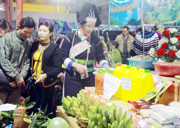Nông sản đặc trưng của người dân Mường Khươngđược bày bán tại chợ đêm.