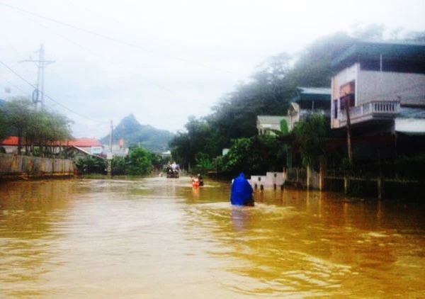 Trung tâm xã Bảo Nhai (Bắc Hà) ngập nặng do Thủy điện Bắc Hà xả lũ.