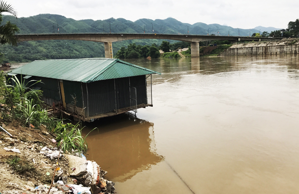 Nhà nổi nằm ngay dưới bờ sông, giáp với Đền Bảo Hà.
