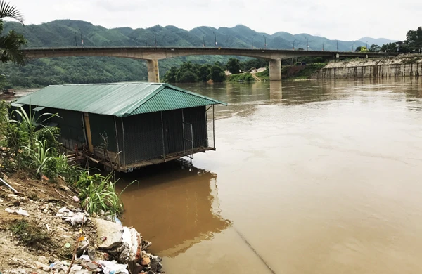 Nhà nổi nằm ngay dưới bờ sông, giáp với Đền Bảo Hà.