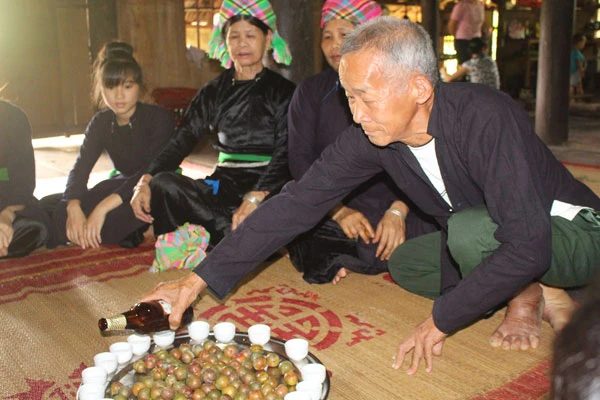 Khi thức dậy, việc đầu tiên trong ngày Tết Đoan Ngọ của đồng bào dân tộc Tày là “diệt sâu bọ”, bằng việc ăn các loại quả như mận, đào, dưa hấu.. và uống 1 chút rượu.. Diệt sâu bọ xong, các thành viên trong gia đình bắt đầu nấu ăn, chuẩn bị đồ lễ dâng cúng tổ tiên. Rất nhiều món ăn đặc sản bản địa được đồng bào Tày chuẩn bị trong ngày Tết Đoan ngọ. Lễ cúng tổ tiên do một bậc cao niên trong gia đình làm lễ. Trẻ em dân tộc Tày cũng dậy từ rất sớm và ăn quả để diệt sâu bọ. Tết Đoan ngọ còn là dịp để các thành viên trong gia đình đoàn tụ, cùng nhau nói chuyện vui vẻ, chúc cho nhau gặp những điều tốt lành trong cuộc sống.