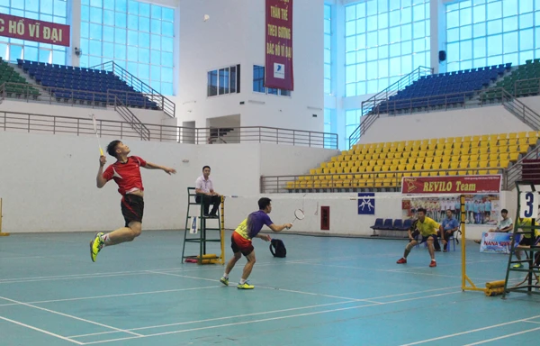 Pha cầu đẹp mắt trong trận chung kết đôi nam.