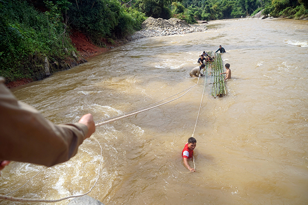Gần 1 tháng sống trong cảnh bị cô lập, nên người dân trong thôn khẩn trương bắc cầu qua suối để việc đi lại được dễ dàng và an toàn hơn. Người dân thôn Sùng Hoảng mới gọi vui đây là cây cầu đoàn kết, được làm từ sự hỗ trợ của chính quyền và công lao động của nhân dân. Móng cầu được người dân cẩn thận nhặt từng viên đá cho vào rọ sắt. Công việc làm cầu được tiến hành hết sức khẩn trương do dự báo đợt mưa có thể kéo dài đến ngày 22/7. Không chỉ có đàn ông, phụ nữ cũng tích cực tham gia bắc cầu. Chính quyền xã đã huy động lực lượng công an, dân quân xã giúp dân làm cầu. Sau 1 ngày miệt mài, cây cầu dần hiện hữu. Cầu vào thôn Sủng Hoảng mới hoàn thành giúp nối liền giao thông từ thôn đến trung tâm xã. Gần 1 tháng sống trong cảnh bị cô lập, nên người dân trong thôn khẩn trương bắc cầu qua suối để việc đi lại được dễ dàng và an toàn hơn. Người dân thôn Sùng Hoảng mới gọi vui đây là cây cầu đoàn kết, được làm từ sự hỗ trợ của chính quyền và công lao động của nhân dân. Móng cầu được người dân cẩn thận nhặt từng viên đá cho vào rọ sắt. Công việc làm cầu được tiến hành hết sức khẩn trương do dự báo đợt mưa có thể kéo dài đến ngày 22/7. Không chỉ có đàn ông, phụ nữ cũng tích cực tham gia bắc cầu. Chính quyền xã đã huy động lực lượng công an, dân quân xã giúp dân làm cầu. Sau 1 ngày miệt mài, cây cầu dần hiện hữu. Cầu vào thôn Sủng Hoảng mới hoàn thành giúp nối liền giao thông từ thôn đến trung tâm xã.