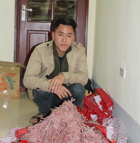 Đối tượng Hoàng Văn Khoan và tang vật.