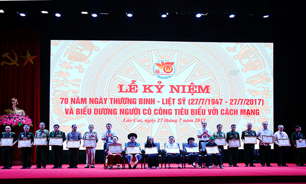 Lãnh đạo tỉnh trao Huân chương Độc lập hạng Nhất và hạng Ba cho đại diện 11 gia đình liệt sỹ tiêu biểu. Tặng Bằng khen của Chủ tịch UBND tỉnh cho các tập thể, cá nhân có thành tích xuất sắc trong công tác chăm sóc người có công. Tặng Bằng khen của Chủ tịch UBND tỉnh cho 70 người có công tiêu biểu.