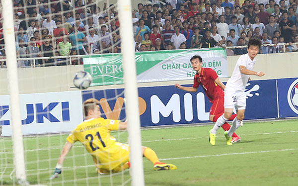 Pha dứt điểm thành bàn của Văn Toàn.