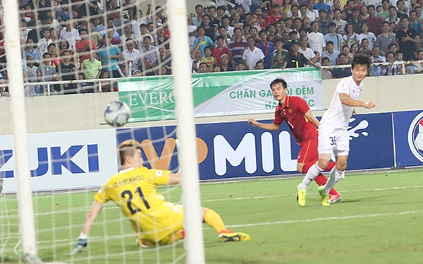 Pha dứt điểm thành bàn của Văn Toàn.