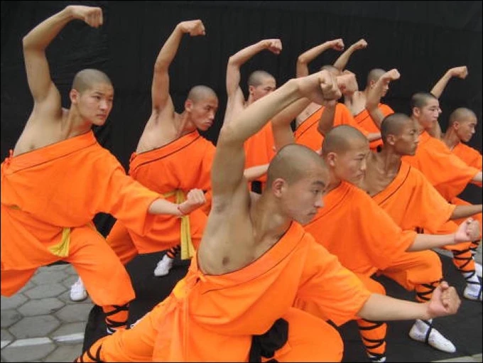 Nằm trên núi Tùng Sơn, tỉnh Hà Nam, Trung Quốc, Thiếu Lâm Tự được xem quê hương của võ thuật Trung Hoa. Trước đây, chùa Thiếu Lâm là điểm đến linh thiêng bậc nhất, nhưng hiện mở cửa cho du khách đến tìm hiểu và tham quan. Du khách tới núi Tùng Sơn có thể chứng kiến những màn kungfu thực sự, với điều kiện hãy kiên nhẫn khám phá, thay vì chờ đợi những màn biểu diễn võ thuật “như trên phim”. Trong ảnh là hai đệ tử luyện tập võ thuật tại khuôn viên chùa Thiếu Lâm. Đây là ngôi chùa nổi tiếng thế giới có mối liên hệ giữa Phật giáo và võ thuật. Hàng năm có rất nhiều đệ tử ngoại quốc xin quy y và theo học tại Thiếu Lâm Tự. Xung quanh chùa Thiếu Lâm có hàng chục trường học đào tạo võ thuật, trong đó Tagou Wushu Thiếu Lâm là lớn nhất. Trường Tagou Wushu Thiếu Lâm có tới hơn 35.000 học viên, cho phép họ tự do lựa chọn các khóa học ngắn hạn và bộ môn võ yêu thích. Núi Võ Đang hay còn gọi là Thái Hòa, nằm ở thành phố Thập Yển, tỉnh Hồ Bắc, Trung Quốc. Nơi đây còn được biết đến với danh xưng Thiên Hạ Đệ Nhất Sơn, một trong những cái nôi võ thuật với Thái Cực quyền và Bát Quái chưởng phát triển từ thế kỷ 13. Trong tiểu thuyết Ỷ thiên đồ long ký của Kim Dung, người sáng lập ra môn phái Võ Đang là Sư tổ Trương Tam Phong. Ông là người đưa Võ Đang trở thành một trong những môn phái võ thuật danh tiếng nhất Trung Quốc. Chính vì thế, câu nói “Bắc tôn Thiếu Lâm, Nam sùng Võ Đang” vẫn còn được lưu truyền đến ngày nay. Tuy nhiên, nhiều tài liệu nghiên cứu cho rằng Thái Cực quyền ngày nay thực chất bắt nguồn từ làng Chen, tỉnh Hà Nam, Trung Quốc. Du khách đi dạo trong làng có thể bắt gặp người luyện Thái cực quyền ở khắp mọi nơi. Nam Thiếu Lâm, hay còn gọi Thiếu Lâm Nam phái chỉ tất cả phái võ thuộc miền Nam Trung Hoa có nguồn gốc từ chùa Nam Thiếu Lâm ở tỉnh Phúc Kiến, Trung Quốc. Do địa hình sông ngòi dày đặc và giáp biển nên người dân các tỉnh miền Nam thường sử dụng thuyền làm phương tiện di chuyển, đòi hỏi mã bộ vững vàng cùng động tác nhanh, mạnh. Luyện tập trên mặt nước là một phần trong các bài tập của võ sư Nam Thiếu Lâm.