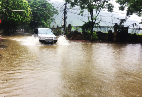 Một tuyến phố ở phường Duyên Hải bị ngập sâu trong nước. Nhiều đoạn trên đường Hoàng Liên ngập nước gây khó khăn cho các phương tiện tham gia giao thông. Đường Nhạc Sơn (đoạn qua phường Kim Tân) ngập sâu trong nước. Bùn đất từ trên đồi tràn xuống phố Lê Thanh (đoạn qua phường Bắc Cường). Đoạn Quốc lộ 4E qua địa bàn phường Bắc Cường bị ngập sâu trong nước. Lực lượng cảnh sát giao thông có mặt kịp thời để đảm bảo an toàn giao thông trên Quốc lộ 4E (đoạn qua thành phố Lào Cai). Người dân phường Bắc Cường tham gia dọn bùn, đất, khơi thông hệ thống thoát nước.