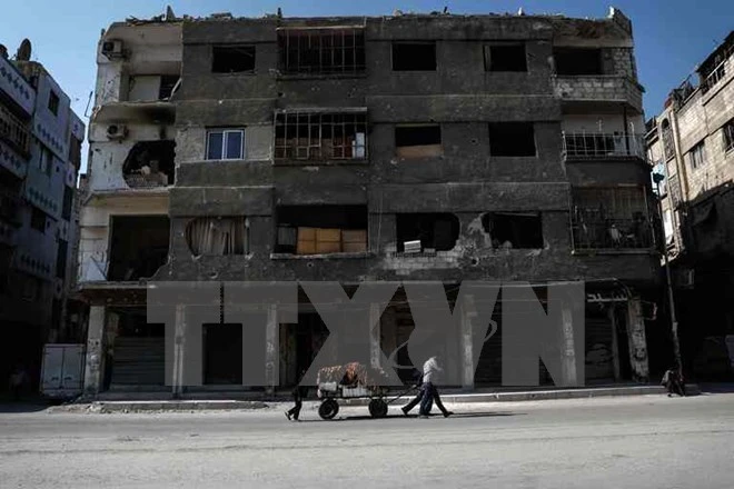 Cảnh yên bình trên một con phố ở Douma, ngoại ô phía đông thủ đô Damascus ngày 6/5, sau khi thỏa thuận thiết lập vùng an toàn có hiệu lực.