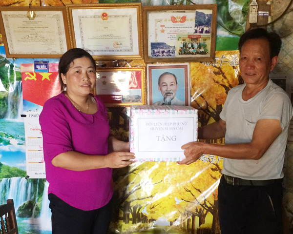 Trao quà cho thương binh Thào Dìn Sẩu, xã Thào Chư Phìn.