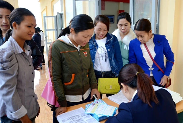 Người lao động tham gia tư vấn việc làm.