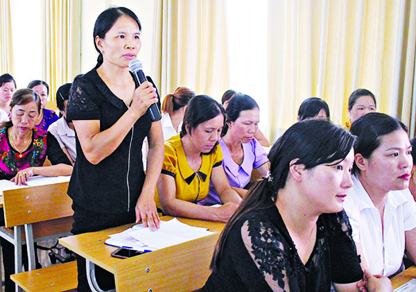 Đại diện cán bộ, hội viên phụ nữ huyện Bảo Thắng phát biểu ý kiến tại buổi đối thoại trực tiếp do Hội Phụ nữ tỉnh tổ chức ngày 9/6/2017. Ảnh: Kiều Thu