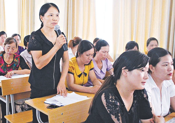 Đại diện cán bộ, hội viên phụ nữ huyện Bảo Thắng phát biểu ý kiến tại buổi đối thoại trực tiếp do Hội Phụ nữ tỉnh tổ chức ngày 9/6/2017. Ảnh: Kiều Thu