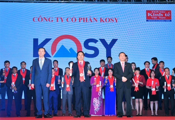 Tiến sĩ Nguyễn Việt Cường - Chủ tịch, Tổng Giám đốc Tập đoàn Kosy nhận Giải thưởng “Thương hiệu mạnh Việt Nam”.