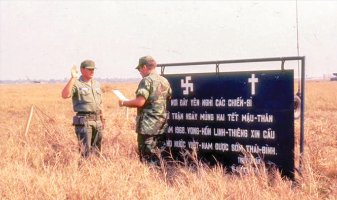 Tấm ảnh chụp mộ liệt sỹ hy sinh ngày mùng hai Tết Mậu Thân 1968. Ảnh tư liệu Tấm ảnh chụp mộ liệt sỹ hy sinh ngày mùng hai Tết Mậu Thân 1968. Ảnh tư liệu