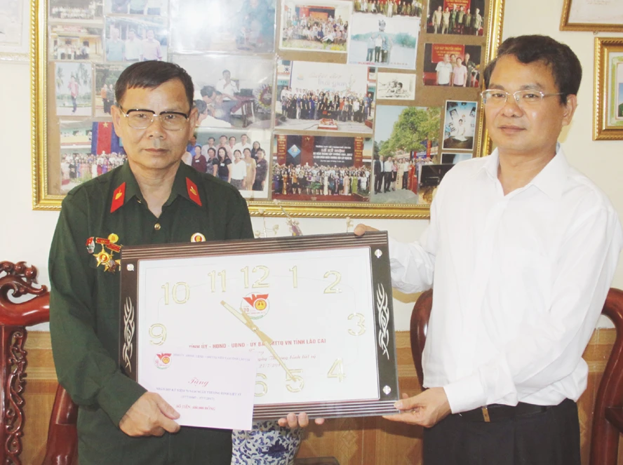 Tặng quà thương binh Tạ Quang Được (xã Bảo Nhai). Tặng quà ông Vũ Văn Bình (thị trấn Bắc Hà), người bị nhiễm chất độc hóa học.