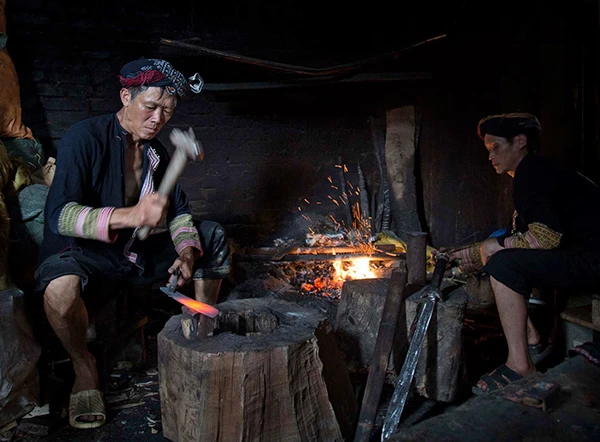 Se lanh để dệt thổ cẩm của người Mông xã Lao Chải. Nghề thêu thủ công của đồng bào Dao xã Tả Phìn. Nghề rèn của người Dao xã Tả Phìn. Nhuộm chàm vải lanh của người Mông xã Hầu Thào. Nghề chạm khắc đá của người Mông xã San Sả Hồ. Nhuộm sáp ong, in hoa văn thổ cẩm của người Mông bản Cát Cát. Nghề chạm bạc truyền thống của người Mông xã Tả Van. Nghề nấu rượu ngô thủ công tại xã Thanh Kim.