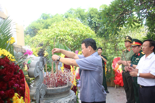 Phút mặc niệm tưởng nhớ công ơn các anh hùng liệt sỹ. Thắp hương tri ân các anh hùng liệt sỹ tại Nghĩa trang liệt sỹ phường Nam Cường.