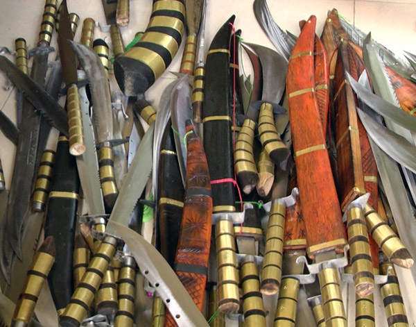 Nhiều dao, kiếm được thu giữ sau khi kiểm tra.