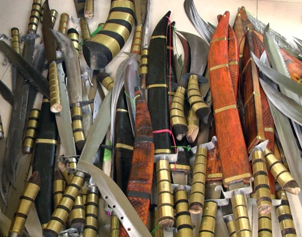 Nhiều dao, kiếm được thu giữ sau khi kiểm tra. Nhiều dao, kiếm được thu giữ sau khi kiểm tra.