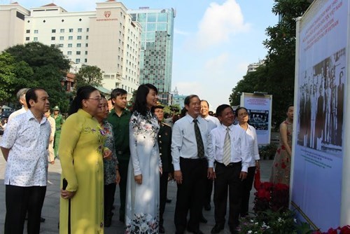 Đại biểu lãnh đạo TP Hồ Chí Minh cùng các ban, ngành tham quan Triển lãm về Cách mạng Tháng Tám và Quốc khánh 2-9. Đại biểu lãnh đạo TP Hồ Chí Minh cùng các ban, ngành tham quan Triển lãm về Cách mạng Tháng Tám và Quốc khánh 2-9.