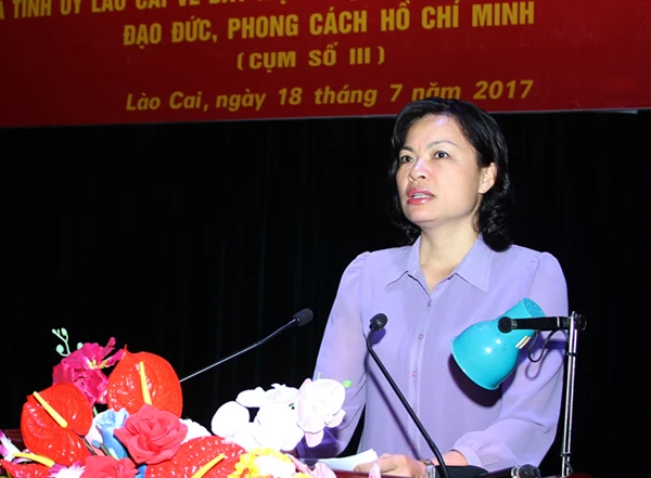 Đồng chí Hà Thị Nga, Phó Bí thư Thường trực Tỉnh ủy phát biểu tại hội nghị.